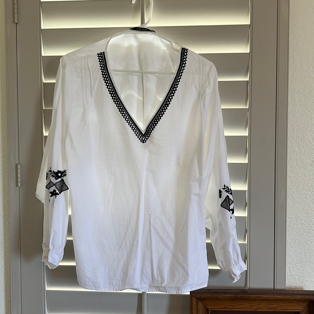 Zara blouse. Crispy white. Very lightly worn. Size M.